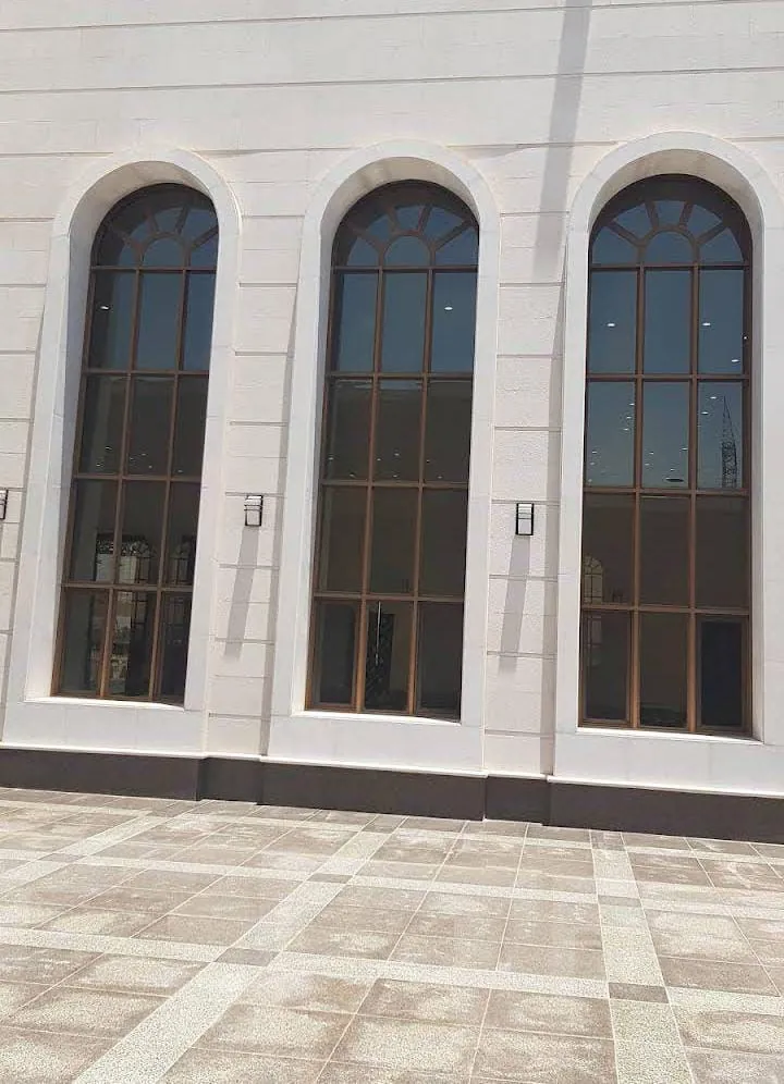 النوافذ المقوّسة